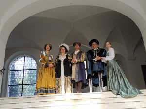 Mitglieder des Augsburger Geschlechtertanzes auf Schloss Edelstetten 2024. Augsburger Geschlechtertanz in Edelstetten 2024 Foto Augsburger Geschlechtertanz 300x225